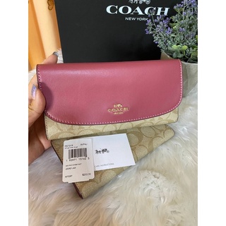 (ผ่อน0%) กระเป๋าสตางค์ 🌸Coach🌸 CHECKBOOK WALLET IN SIGNATURE🌷F57319 ลายซี สีชมพูใบยาว 3พับ ใส่สมุดเช็ค