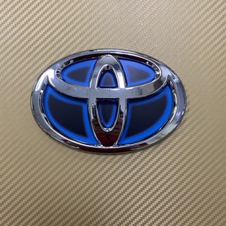 โลโก้* Toyota  พื้นอะคีลิค สีฟ้าไฮบริด ขนาด* 9.5 x 14 cm  ขนาด* 10.3 x 15 cm ราคาต่อชิ้น