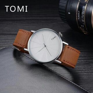 TOMI (โทมิ)แท้100% 
💰เรือนละ 590฿
⚙️ กันน้ำ 100%
⚙️ สายหนัง 
⚙️ ขนาด 40mm 
⚙️ พร้อมกล่องแบรนด์