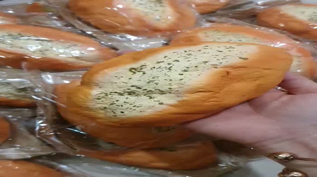 สกุชชี่-ขนมปังกระเทียม-แบรนด์luna-นุ่มสโลว์มาก