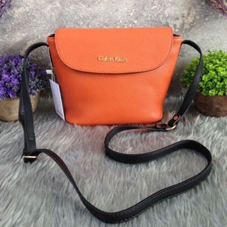 💐 Calvin Klein Crossbody Bag 🌸กระเป๋าหนัง สะพายข้าง สีน้ำตาลส้มอิฐ