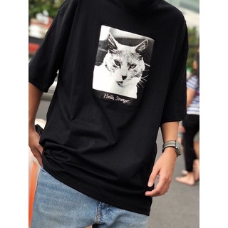 Cool69 เสื้อ ผู้ชาย สไตล์ เกาหลี เสื้อผู้ชายเท่ๆ เสื้อ A.HUHH OVERSIZE ลาย Hello stranger (แมว) เสื้อผ้าผู้ชายวัยรุ่น