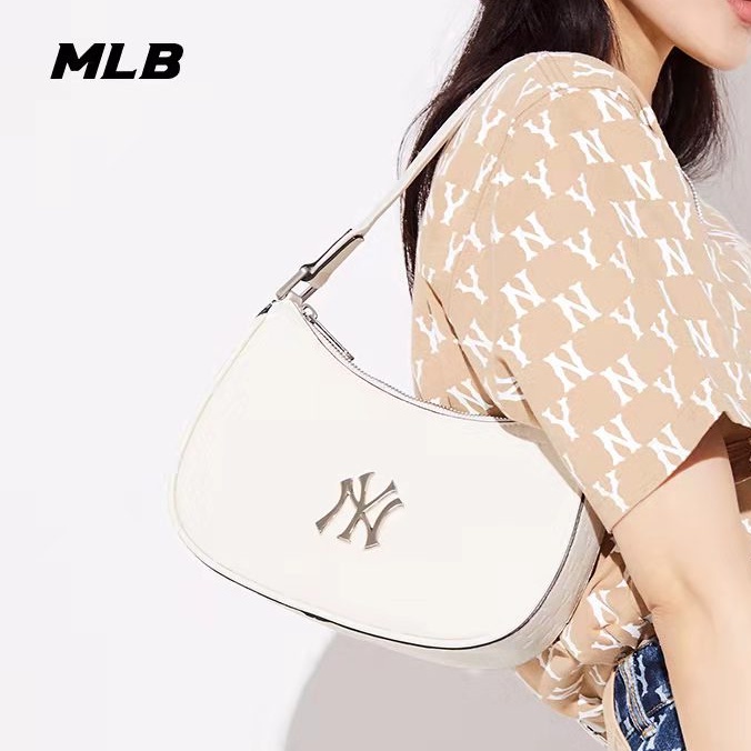 ภาพหน้าปกสินค้าพร้อมส่ง  % กระเป๋ารุ่นใหม่ MLB MONOGRAM EMBOSSED HOBO BAG กระเป๋าถือNY กระเป๋าสะพายข้าง