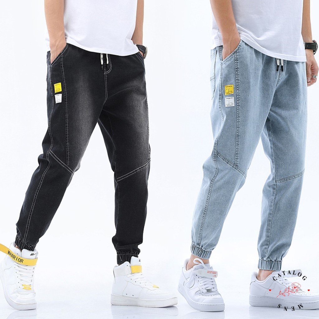ภาพหน้าปกสินค้าKorean New  กางเกงยีนส์ขาจั๊ม แต่งป้ายแทร็ก เอวยางยืด 2 สี แฟชั่นผู้ชาย