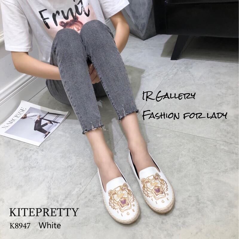 k8947-รองเท้าผ้าใบวัสดุหนังนิ่ม-พื้นยาง-จับแมทซ์กับเสื้อ-ไฮโซได้อีกคร้า