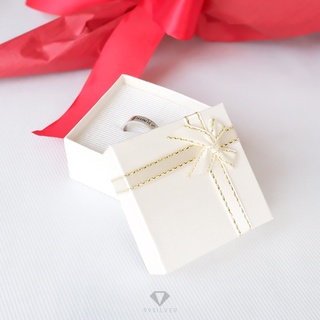 กล่องใส่แหวนสีขาว สี่เหลี่ยม มีโบว์ ข้างในบุด้วยสปั้นช์นิ่มสีขาว (BOX6)