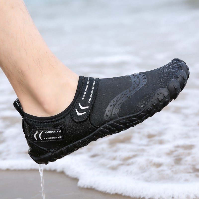 ภาพหน้าปกสินค้ารองเท้ายน้ำแท้ 100% รองเท้าเดินชายหาด รองเท้าเดินทะเล รองเท้ากันน้ำแท้ จากร้าน black_shoes001 บน Shopee