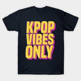 เสื้อยืดผู้ชาย GILDAN เสื้อยืด พิมพ์ลาย Likes K Pop Vibes Only สไตล์เกาหลี สําหรับผู้ชาย และผู้หญิง S-5XL