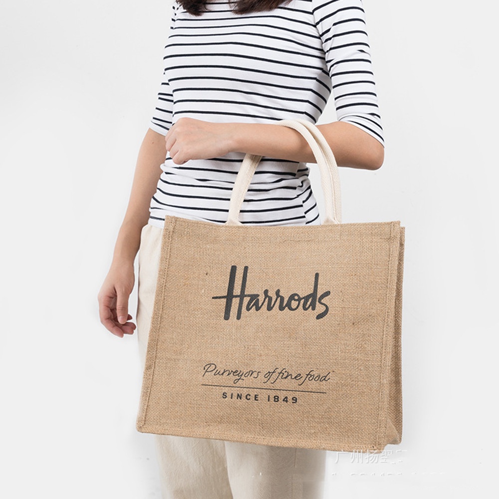 กระเป๋าถือ-ผ้าฝ้าย-และผ้าลินิน-พิมพ์ลายตัวอักษร-harrods