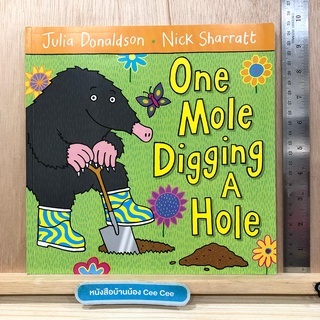 หนังสือภาษาอังกฤษ ปกอ่อน One Mole Digging A Hole - Julia Donaldson pictures by Nick Sharratt