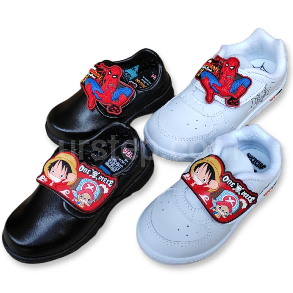 ภาพหน้าปกสินค้าADDA รองเท้านักเรียนอนุบาลชายหนังดำ รองเท้าพละ รองเท้าผ้าใบอนุบาล ลาย One Piece / Spider