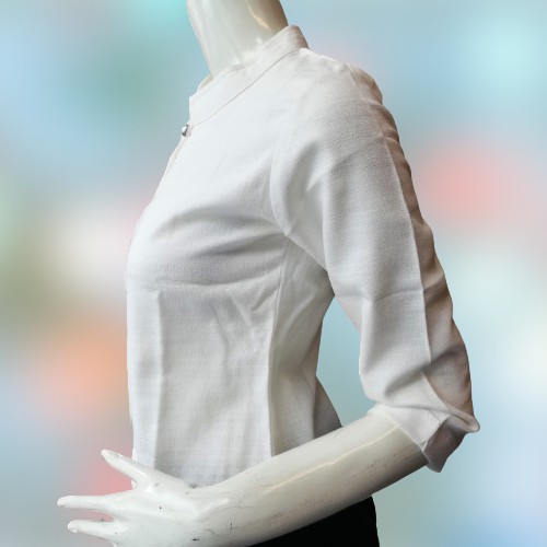 เสื้อคอจีนผู้หญิแขนยาวสี่ส่วน-สีพื้นขาว-แบบพื้นเมืองล้านนาดั้งเดิม-ผ่าหน้าด้นรังดุม-กระดุม-5-เม็ด-เนื้อผ้าฝ้ายใส่สบาย