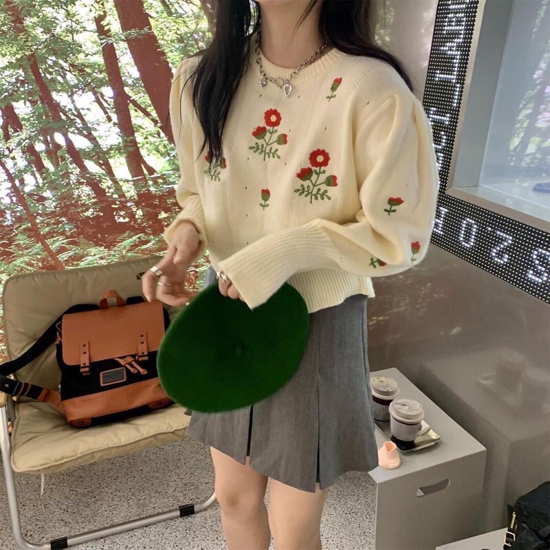 สเวตเตอร์สีขาวครีมดีเทลปักดอกไม้