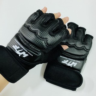 ภาพขนาดย่อของภาพหน้าปกสินค้าC7 นวมแบบเปิดนิ้ว MMA สีดำ ถุงมือเทควันโด สีดำ ถุงเท้าเทควันโด Gloves ถุงมือฟิตเนส ถุงมือกีฬา นวม นวมชกมวย นวม MMA จากร้าน ellenwowor บน Shopee