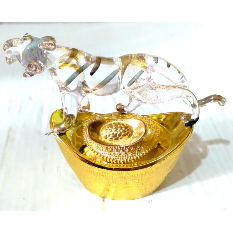 เสือแก้วเป่าบนก้อนทอง-เป็นสัญลักษณ์ของอำนาจโชคลาภบารมีหนุนนำโชคลาภเงินทอง