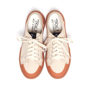 สินค้า พร้อมส่ง!! 🔥TRULY Sati Off-White Vegan Sneakers รองเท้าแบรนด์ไทย งานแฮนด์เมด รองเท้าผ้าใบหน้าเท้ากว้าง พื้นทำจากยางพารา