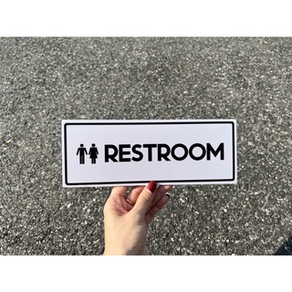 แผ่นป้ายพลาสวูดติดสติ๊กเกอร์ RESTROOM สีขาว สำหรับติดผนังกำแพง ประตู