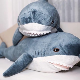 ภาพหน้าปกสินค้า(พร้อมส่ง) ตุ๊กตาฉลามIKEA🦈(ป้ายอิเกีย) ซึ่งคุณอาจชอบราคาและรีวิวของสินค้านี้