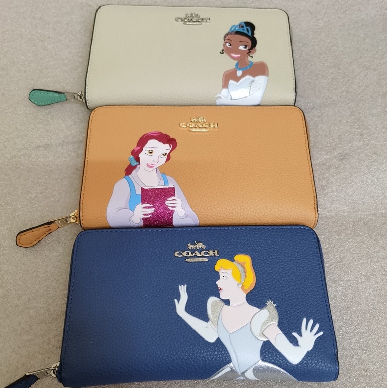 ภาพหน้าปกสินค้าแท้ %  COACH ใหม่ Disney Collection กระเป๋าสตางค์ผู้หญิง กระเป๋าสตางค์แบบมีซิป กระเป๋าสตางค์เด็กผู้หญิง กระเป๋าโทรศัพท์ กระเป๋าใส่เหรียญ