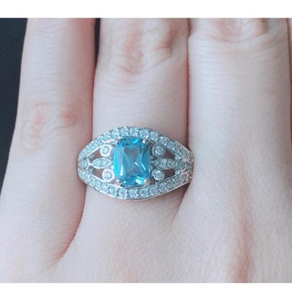แหวนพลอยสวิสบลูโทพาสสีฟ้า เสริมเสน่ห์เป็นที่รักแก่ผู้ที่พบเห็น ประดับด้วยเพชรรัสเซียCZ ตัวเรือนเงินแท้ 925 GR1489