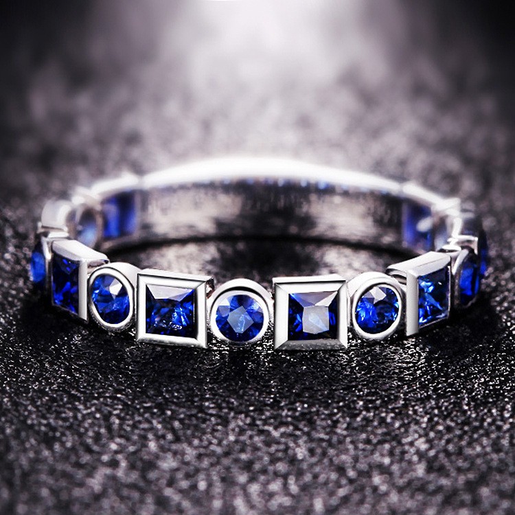 ภาพหน้าปกสินค้าแหวนล้อมเพชรเทียม ไพลินสีน้ำเงิน เครื่องประดับสำหรับผู้หญิง