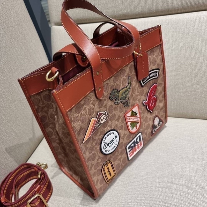 coach-c6846-field-tote-in-signature-canvas-with-patches