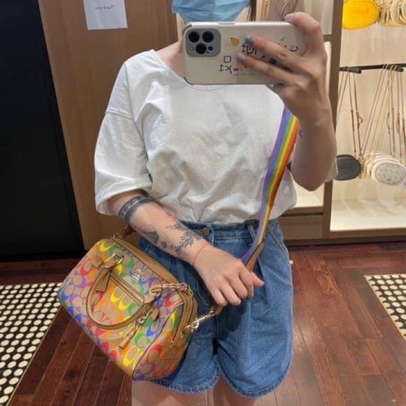 ผ่อน0-กระเป๋าสะพายข้าง-ทรงหมอน-ลายซี-สีรุ้ง-ขนาด-10-นิ้ว-rowan-satchel-in-rainbow-signature-canvas-coach-ca615