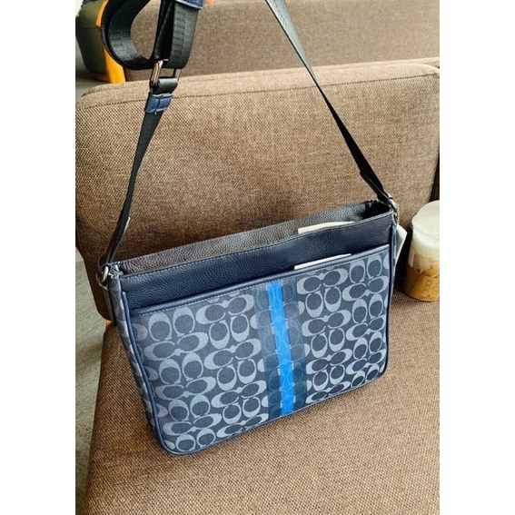 oach-c5291-thompson-in-signature-jacquard-with-varsity-stripee-bag