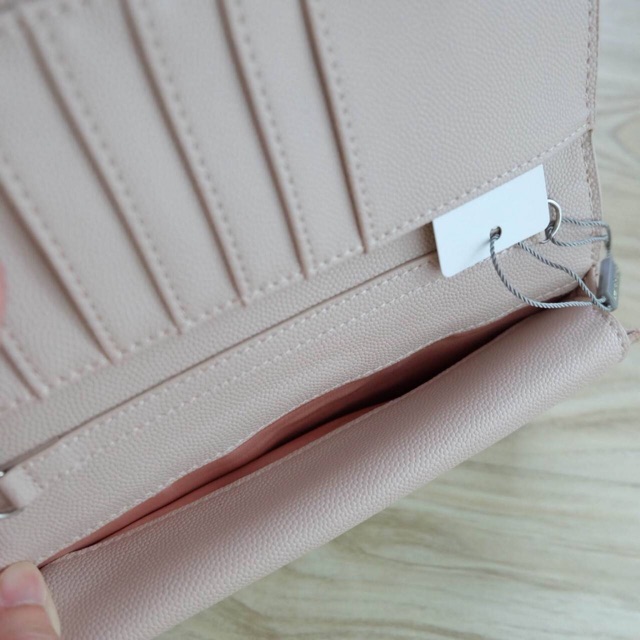 charles-amp-keith-turn-lock-wallet-outlet-สีชมพู