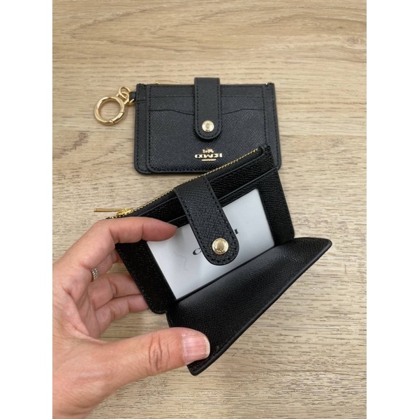 กระเป๋าใส่บัตร-พวงกุญแจงกุญแจ-ใส่เหรียญ-หนังแท้สีดำ-attachment-card-case-coach-c6881-gold-black