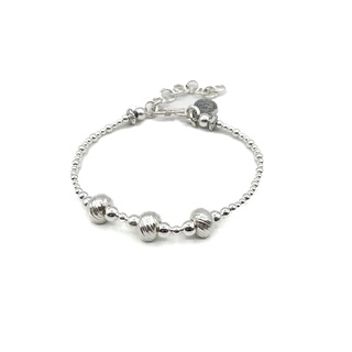 DSP สร้อยข้อมือร้อยบีทเงิน ชาร์มลายเกลียว 3 เม็ด เงินแท้ 925: DSP 925 Sterling Silver Charm &amp; Beads Bracelet [CFS0001]