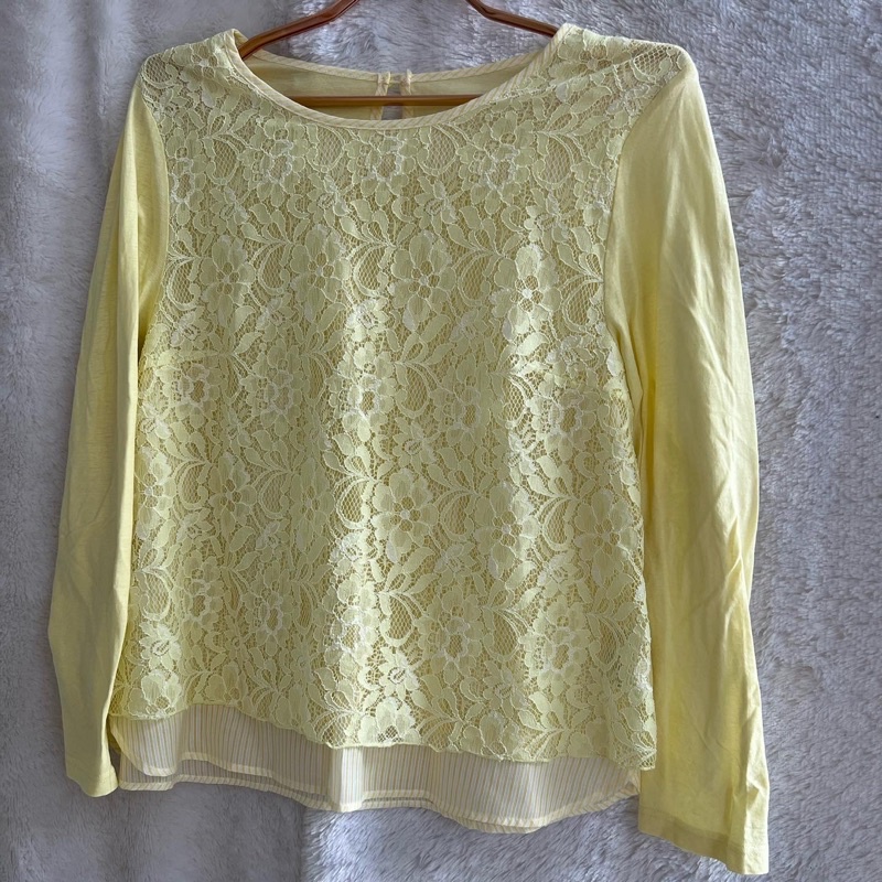 used-เสื้อคอกลม-สี-เหลืองอ่อน-ลายลูกไม้