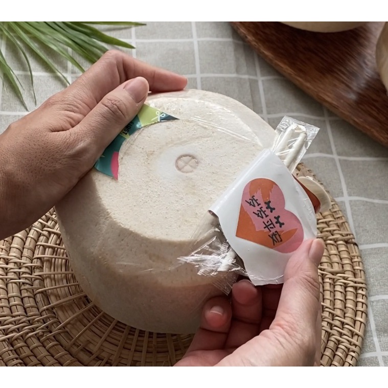 ภาพหน้าปกสินค้าK Easy, The Lucky Coconut กล่อง 9 มะพร้าวน้ำหอม เปิดง่าย มีที่เจาะ จากร้าน cocothumb บน Shopee