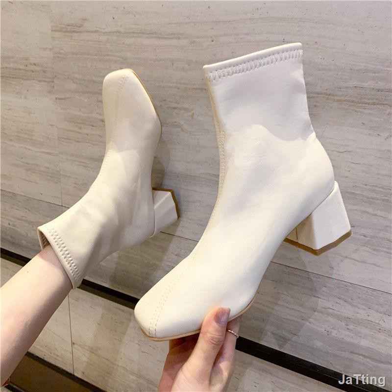 ภาพหน้าปกสินค้า️Flyingbird ️ รองเท้าบูทสั้นสีขาว 2021 ฤดูร้อนใหม่รองเท้ามาร์ตินผู้หญิงบางฤดูใบไม้ผลิและฤดูใบไม้ร่วงรองเท้าบูทเดี่ยวส จากร้าน shoeslady_du บน Shopee