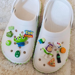 ภาพหน้าปกสินค้าเข็มกลัด ลายการ์ตูน Toy Story Buzz Lightyear jbt สําหรับตกแต่งรองเท้า Crocs DIY จํานวน 12 ชิ้น ซึ่งคุณอาจชอบสินค้านี้