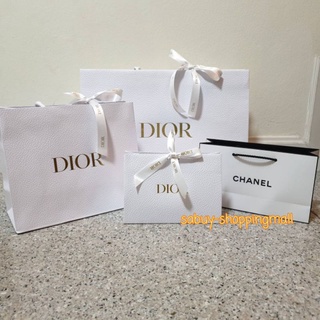 ภาพหน้าปกสินค้าถุงกระดาษดิออร์ Dior สีขาว​ โลโก้สีทอง​ ผูกโบว์​ ของแท้​ สินค้าพร้อมส่ง ที่เกี่ยวข้อง