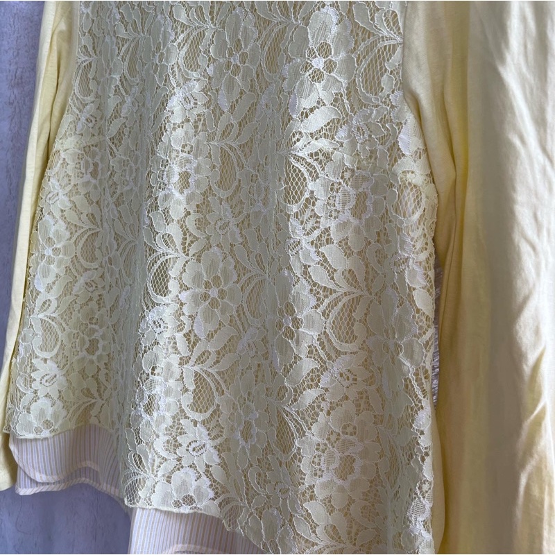 used-เสื้อคอกลม-สี-เหลืองอ่อน-ลายลูกไม้