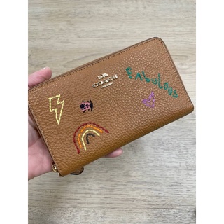 (ผ่อน0%) กระเป๋าสตางค์ใบกลาง ซิปรอบ หนังแท้สีน้ำตาล Coach Medium Id Zip Wallet With Diary Embroidery C9104