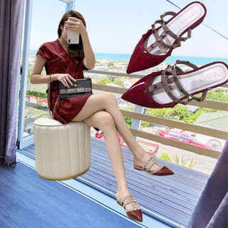 ภาพขนาดย่อของภาพหน้าปกสินค้ารองเท้ามีส้นผู้หญิง หัวแหลม งานสวยมาก ดีไซส์ทรงหัวแหลมแต่งหมุด จากร้าน pleasuremall บน Shopee