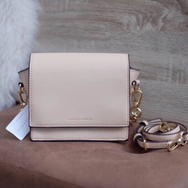 charles-amp-keith-สีครีมเบจ