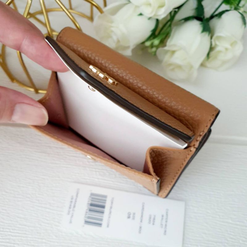 สด-ผ่อน-กระเป๋าสตางค์-3-พับ-ใบสั้น-สีน้ำตาล-71624-tory-burch-carter-micro-wallet-สี-cardamom