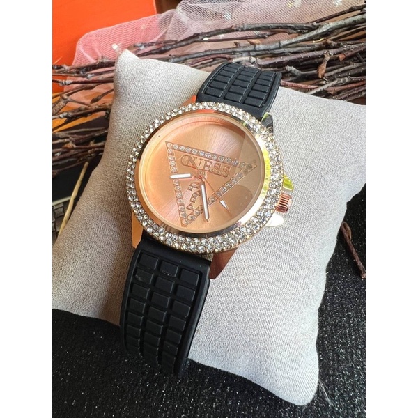 ภาพหน้าปกสินค้านาฬิกาข้อมือผู้หญิง เกรสวอช ตัวใหม่ล่าสุด สายยางซิลิโคน สายหนัง หน้าปัดซิกเนเจอร์ล้อมเพชรสองชั้น จากร้าน sigye_accessories บน Shopee