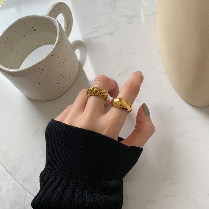 แหวนสายฝอ-แหวนทอง-แหวนมินิมอล-croissant-ring-apostrophe-x