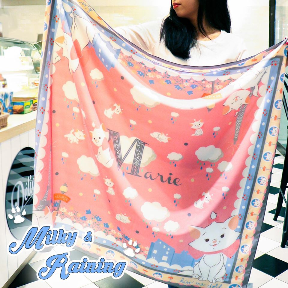 ภาพสินค้าKiss Me Doll - Disney ลาย Marie (แมวมารี) ขนาด 100x100 cm.ผ้าพันคอ/ผ้าคลุมไหล่ จากร้าน kissmedoll_official_store บน Shopee ภาพที่ 4