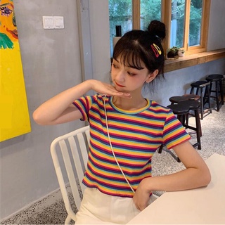 ใหม่ เสื้อยืดลําลอง แขนสั้น ลายทาง สีรุ้ง สไตล์เกาหลี ฮาราจูกุ สําหรับสตรี แขนสั้น เข้ารูป เหมาะกับฤดูร้อน