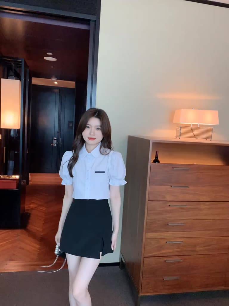 เสื้อเชิ้ตแขนพัฟสีขาว-เสื้อชีฟองสุดชิค-ชุดทำงานประจำวัน-ชุดทำงานแขนสั้นสีขาวสไตล์เกาหลี-เสื้อดำ