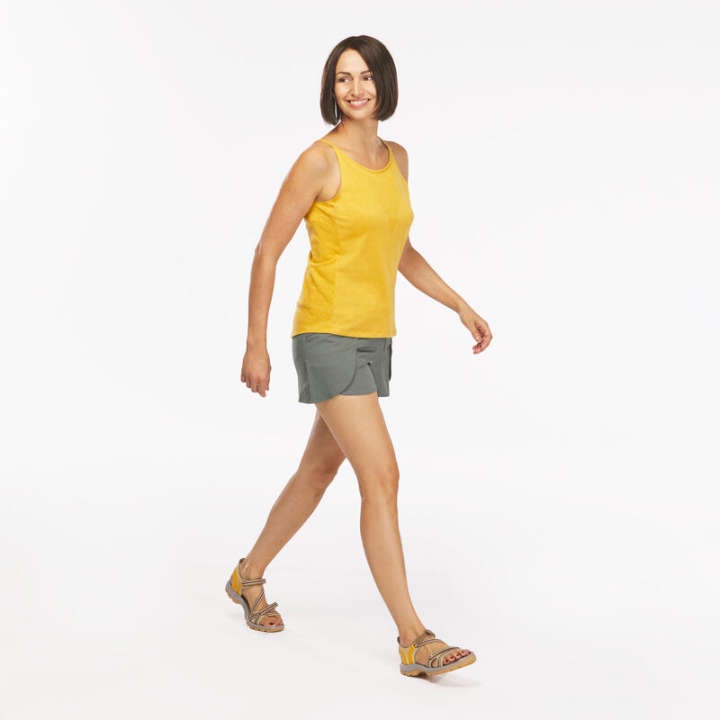 กางเกงขาสั้นทรงเข้ารูปสำหรับผู้หญิงใส่เดินในเส้นทางธรรมชาติรุ่น-nh500