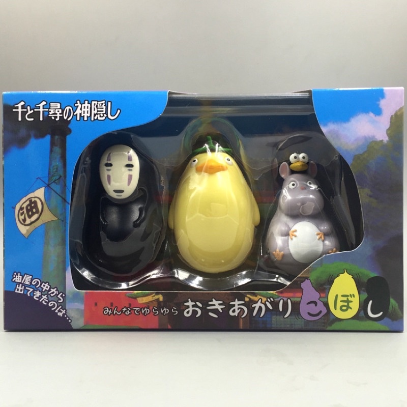 model-totoro-no-face-ล้มลุก