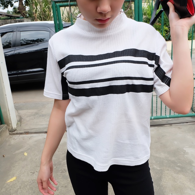 เสื้อคอตั้งขาวสกรีนดำ