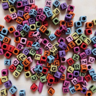 ลูกปัดตัวอักษร ABC สีสดใส คละตัวอักษร (20-100กรัม)
